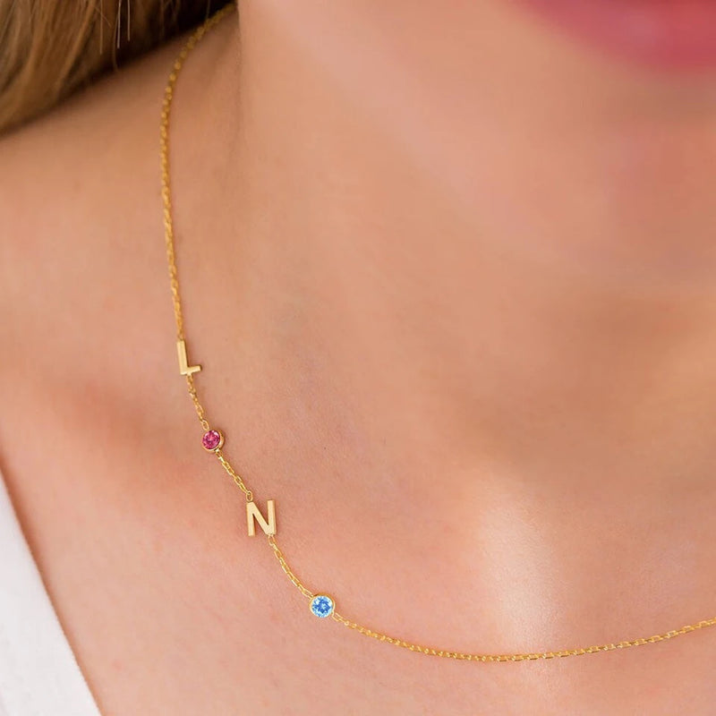 Golden Astoria – Collier initiales personnalisées avec pierres précieuses