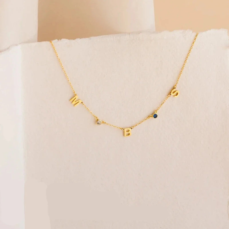 Golden Astoria – Collier personnalisé en plaqué or avec initiales et pierres précieuses personnalisées