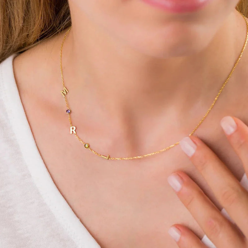 Golden Astoria – Collier initiales personnalisées avec pierres précieuses