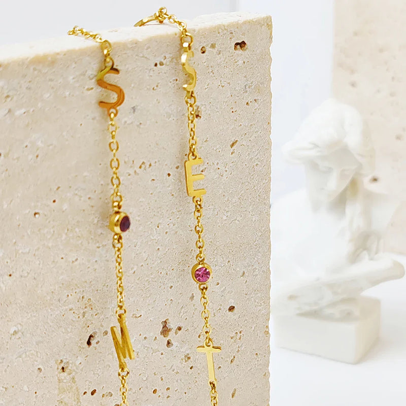 Golden Astoria – Collier initiales personnalisées avec pierres précieuses