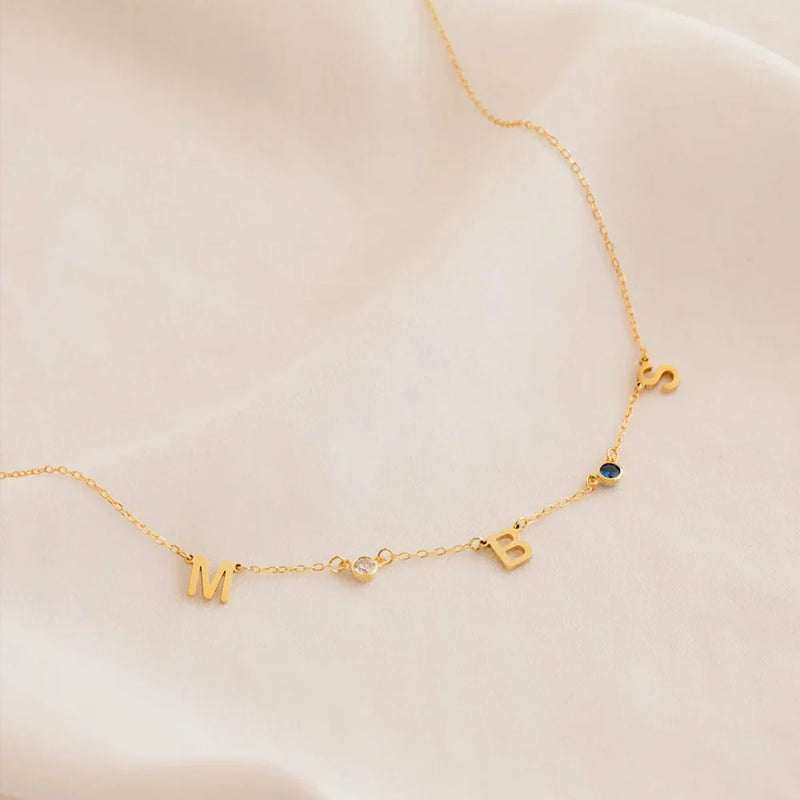 Golden Astoria – Collier personnalisé en plaqué or avec initiales et pierres précieuses personnalisées