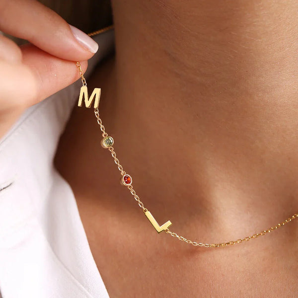Golden Astoria – Collier initiales personnalisées avec pierres précieuses